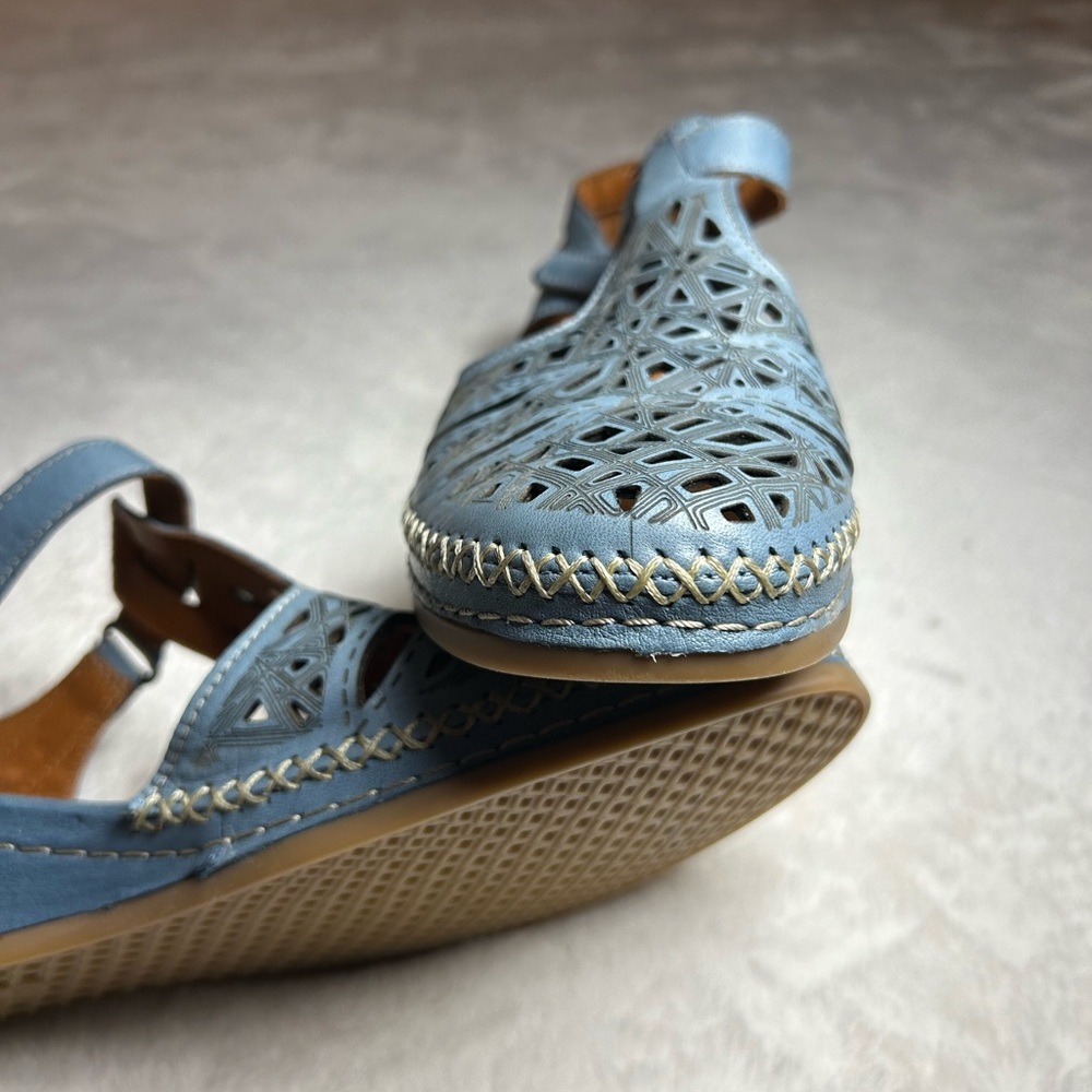 Spring Step IRIN Blue Leather Etched Design T-Strap Sandals with 2” Heel Size 9 - Picture 9 of 12